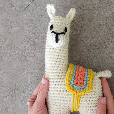 - UN PETIT LAMA A CROCHETER