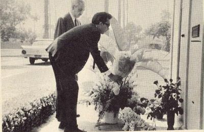 13/08/1962 Jose Bolanos sur la tombe de Marilyn