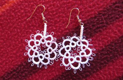 Quelques boucles d'oreille crochets métal