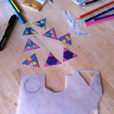 Des boucles d'oreilles en plastique CRaZY