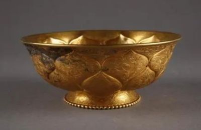 Gold 'Mandarin Duck and Lotus Pond' bowl, Tang dynasty (618-907)