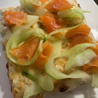 Pinsa  tartare saumon concombre 