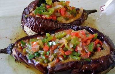 aubergines farcies aux légumes .