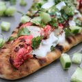 Tartine à l'indienne : poulet tandoori sur pain naan et yaourt au concombre