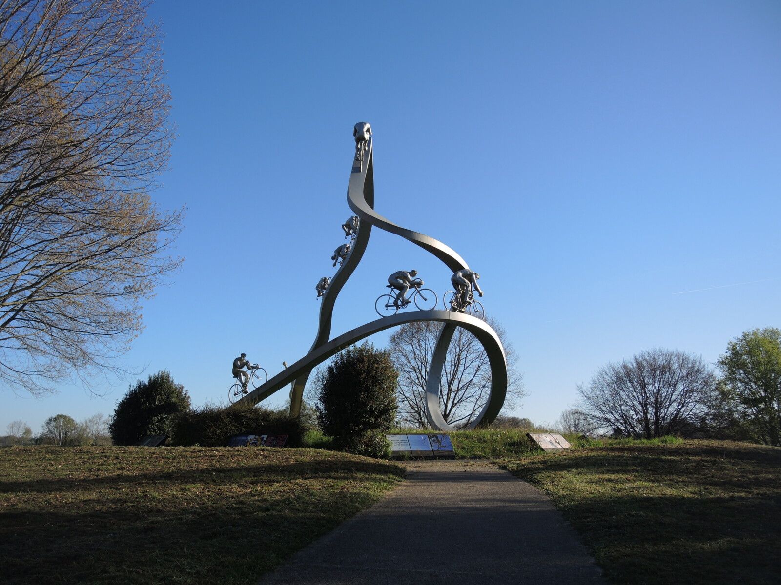 A64, aire des Pyrénées, de face (64)