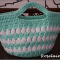 Un petit sac bicolore au crochet, c'est cadeau en septembre!