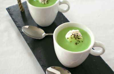 Velouté de petits pois à la menthe et sa petite quenelle de Saint-Môret®...avant d'affronter la fameuse épreuve du bikini :p)!