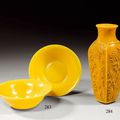 Paire de bols et vase balustre en verre jaune