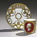 SEVRES - Tasse et sa sous-tasse en porcelaine dure.