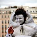 clin d'oeil de la dame Blanche sur le parvis de Beaubourg