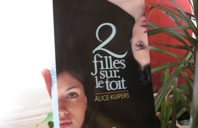 Avec des bagues aux doigts, des nœuds dans les cheveux.
