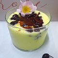 Crème anglaise avec de la confiture d'aubépine et des baies rouges 