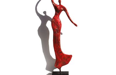 Sculpture de danseuse rouge, sculpture femme élancée et longiligne en papier recyclé
