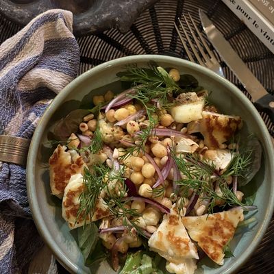 Salade de chou-fleur rôti, pois chiches et halloumi
