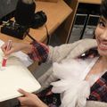 Jolin draws on a bag for a charity event